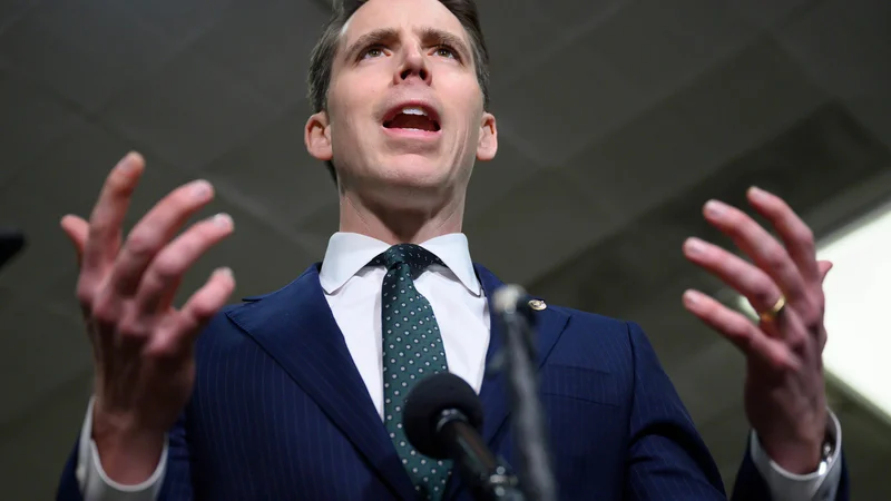 Fotografija: »Se vidimo na sodišču,« je založbi Simon & Schuster, ki noče izdati njegove knjige, požugal senator Josh Hawley. Foto AFP
