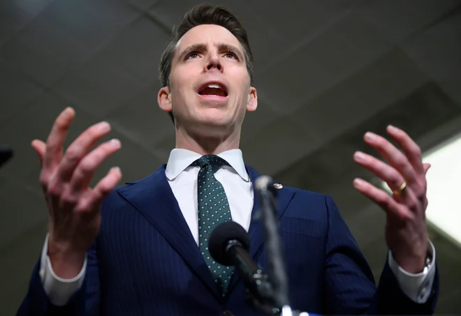 &raquo;Se vidimo na sodišču,&laquo; je založbi&nbsp;Simon &amp; Schuster, ki noče izdati njegove knjige, požugal senator Josh Hawley. Foto AFP