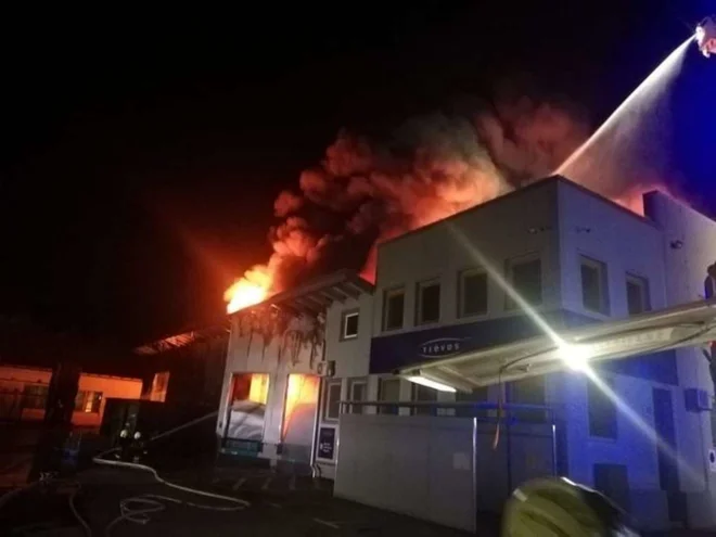 Ponoči je v naselju Bič v občini Trebnje zagorelo v objektu podjetja Treves. FOTO: PGD Trebnje