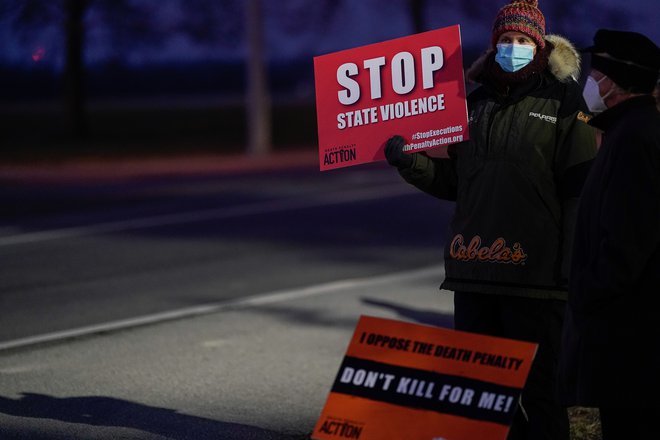 Protesti aktivstov proti smrtni kazni pred zaporom v Terre Haute niso zalegli. FOTO: Bryan Woolston/Reuters