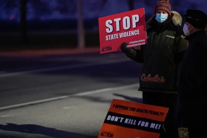 Protesti aktivstov proti smrtni kazni pred zaporom v Terre Haute niso zalegli. FOTO: Bryan Woolston/Reuters