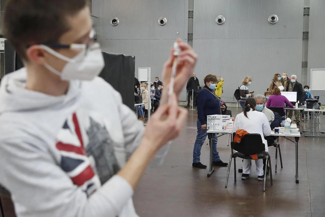 Fotografija: Včeraj se je v več mestih začelo cepljenje proti koronavirusu za najbolj ogrožene. Tako je bilo na Gospodarskem razstavišču v Ljubljani. FOTO: Leon Vidic/Delo