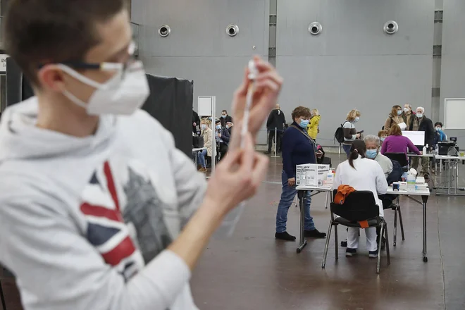 Včeraj se je v več mestih začelo cepljenje proti koronavirusu za najbolj ogrožene. Tako je bilo na Gospodarskem razstavišču v Ljubljani. FOTO: Leon Vidic/Delo