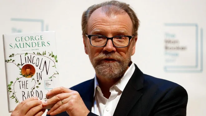 Ameriški pisatelj George Saunders velja za sodobnega klasika. Na fotografiji je na podelitvi nagrade booker za roman&nbsp;<em>Lincoln in the Bardo</em>. FOTO: Reuters