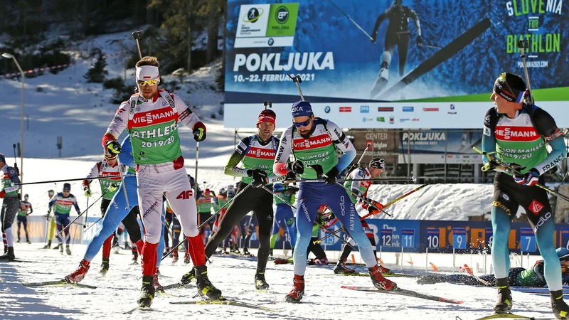 Fotografija: Biatlonci, med njimi tudi naš udarni adut Jakov Fak, so nazadnje tekmovali na Pokljuki januarja 2020. FOTO: Matej Družnik/Delo