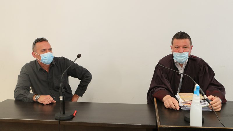 Fotografija: Franc Hlastan s svojim zagovornikom, odvetnikom Benjaminom Peterneljem. FOTO: Marko Feist/Slovenske novice