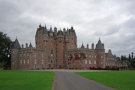»Skromn«i dom družine Bowes-Lyon, grad Glamis na Škotskem. FOTO: Wikipedia