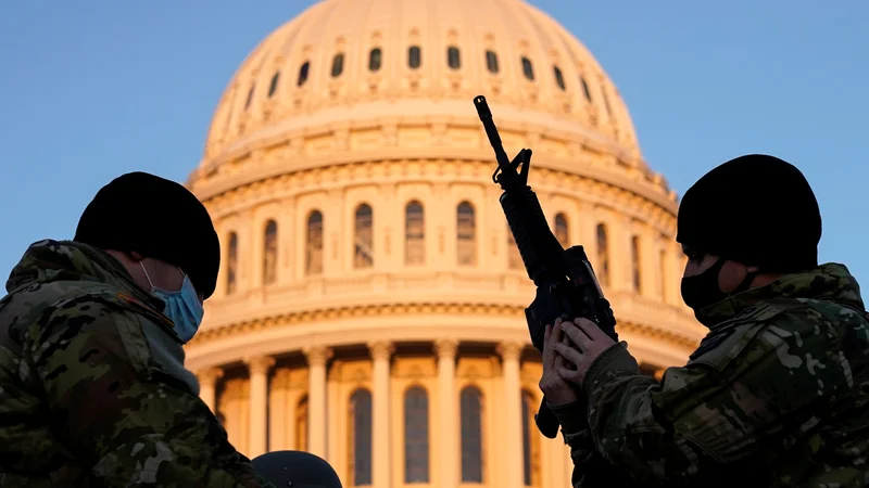 Fotografija: Končno zadostno zastraženi ameriški kongres pretresajo politični prepiri. FOTO. Joshua Roberts/Reuters