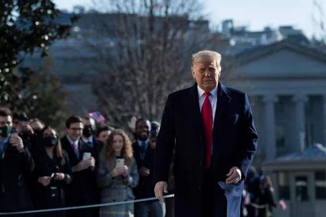 Predsednik Donald Trump v torek pred Belo hišo. FOTO: Brendan Smialowski/AFP