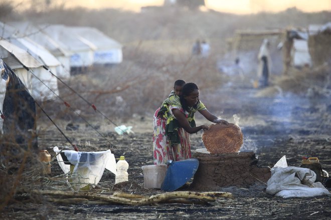 Zaradi nasilja v Etiopiji begunska taborišča v Sudanu pokajo po šivih. FOTO: Ashraf Shazly/AFP