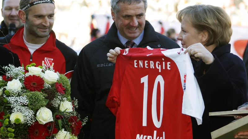 Fotografija: Bojan Prašnikar je kot trener nemškega bundesligaša Energie Cottbus užival tudi navijaško podporo nemške kanclerke Angele Merkel. Foto Reuters