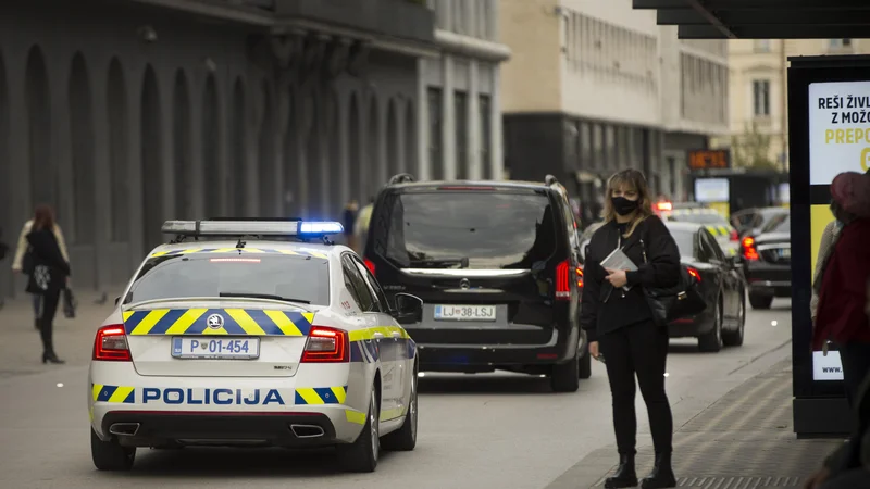 Fotografija: Z uradniki, za katere naj bi bil ustvarjen enotni plačni sistem, nimajo nič skupnega, ves čas ponavljajo tudi policisti. FOTO: Jure Eržen/Delo