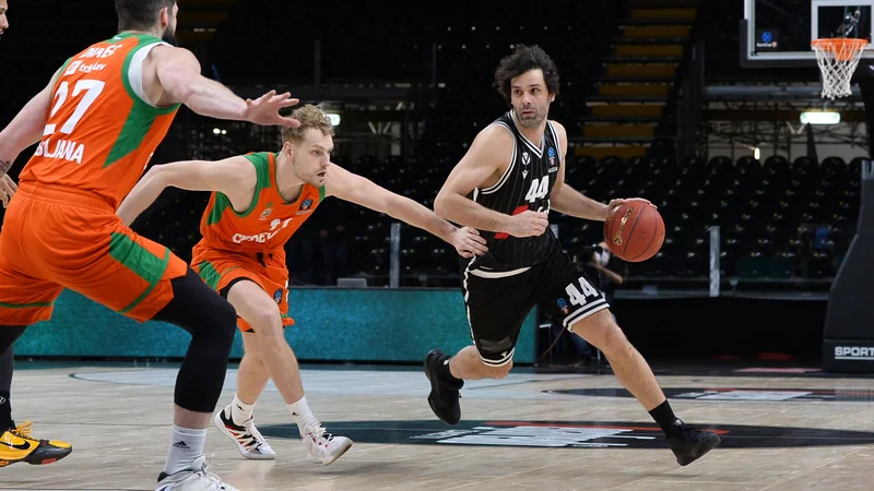 Fotografija: Jaka Blažič (v sredini) je zadeval in dihal za ovratnik Milošu Teodosiću. FOTO: EuroCup