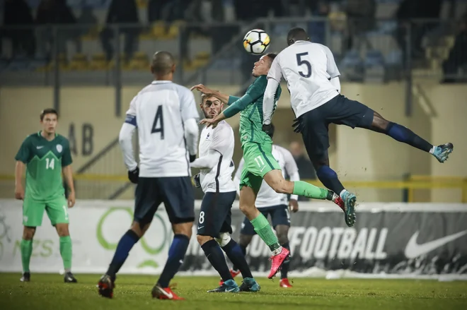 Moussa Dembele je bil del francoske reprezentance (v belem), ki je novembra 2017 zmagala v Domžalah. FOTO: Uroš Hočevar