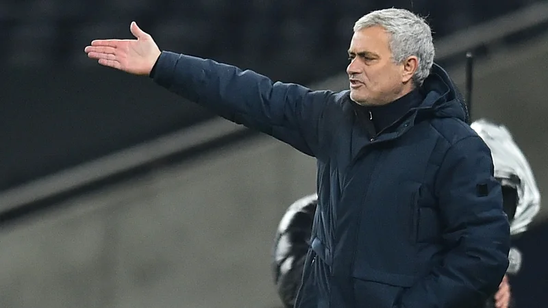 Fotografija: Trener Tottenhama Jose Mourinho je zaman bodril igralce, v tekmi s Fulhamom je izgubil dve točki v boju za vrh. FOTO: Glyn Kirk/Reuters