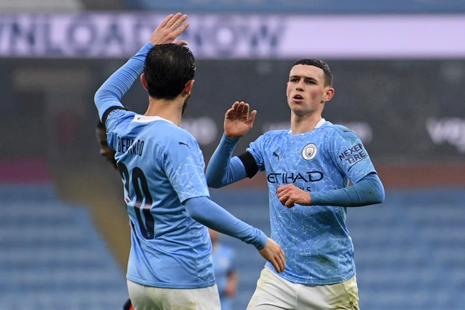 Phil Foden (desno) je nekoč igral proti slovenski reprezentanci U21, ko jo je vodil Primož Gliha, danes je med udarnimi silami Manchester Cityja. FOTO: Oli Scarff/AFP
