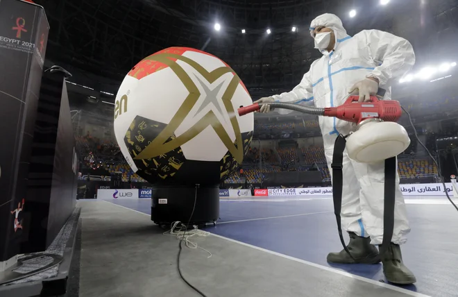 Pred sinočnjo otvoritveno slovesnostjo so razkužili površino dvorane v Kairu. FOTO: Mohamed Abd El Ghany/Reuters