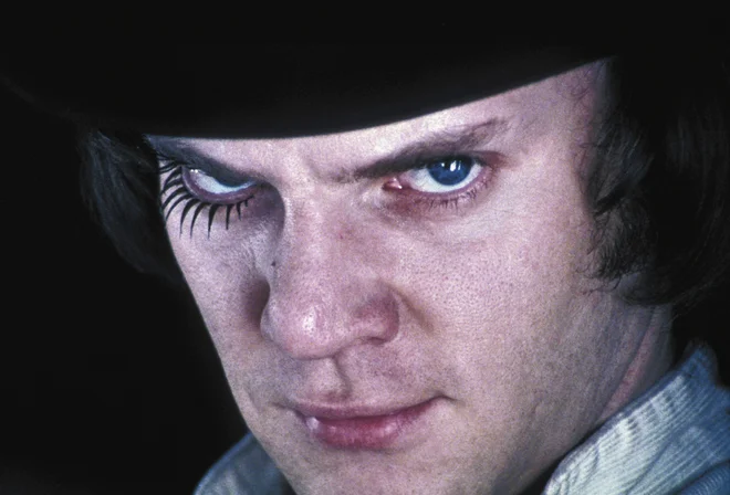 Kinematografsko različico distopične zgodbe o psihopatski tolpi najstnika Alexa (Malcolm McDowell) je adaptiral, produciral in režiral Stanley Kubrick. FOTO: promocijsko gradivo
