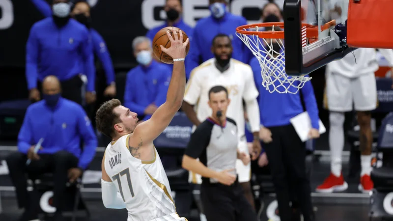 Fotografija: Luka Dončić je sijajnemu strelskemu izkupičku dodal tudi 4 blokade, kar je njegov osebni rekord. FOTO: Jared C. Tilton/AFP
