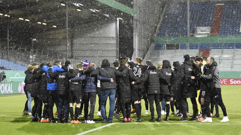 Fotografija: Nemški drugoligaš Kiel je pripravil veliko presenečenje v pokalu. FOTO: Fabian Bimmer/Reuters
