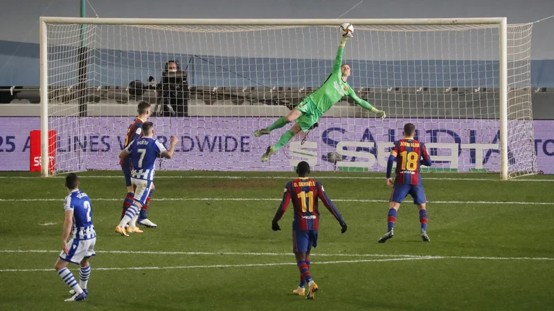 Fotografija: Marc-Andre ter Stegen je v 120 minutah ustavil 6 strelov, nato pa še dve enajstmetrovki. FOTO: Jon Nazca/Reuters