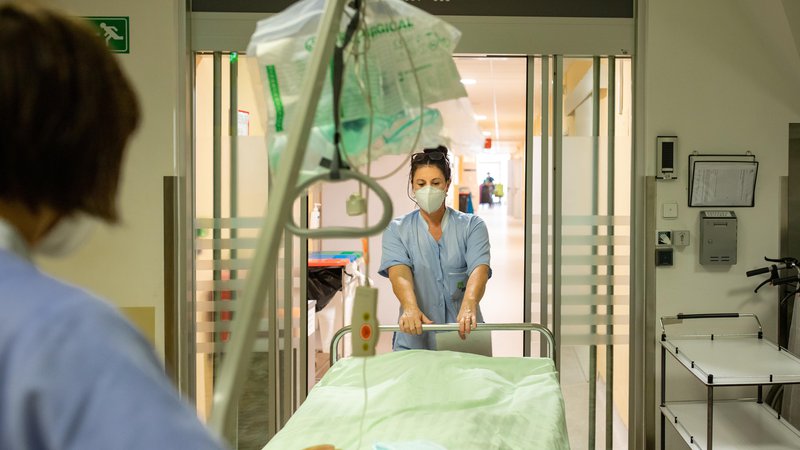 Fotografija: V bolnišnicah se po najnovejših podatkih zdravi 1266 bolnikov, 22 več kot dan prej. FOTO: Voranc Vogel/Delo