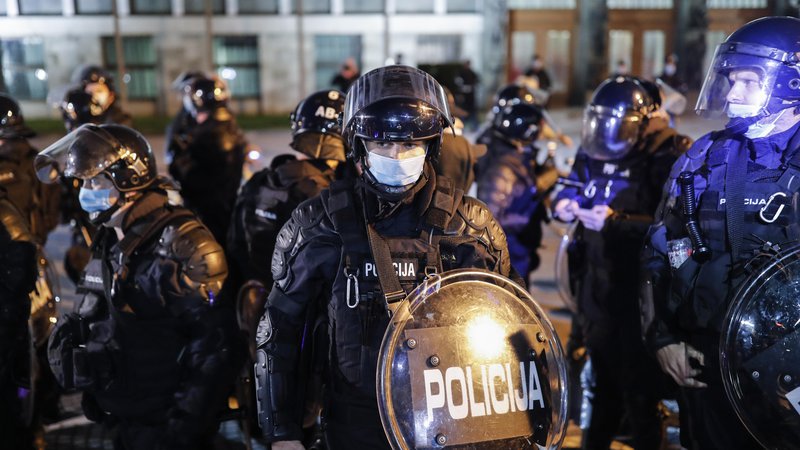 Fotografija: Slovenska policija ima bogate izkušnje z upravljanjem mirnih protestov, izgovorov, da ne opazi nevarnega in vse bolj radikaliziranega dogajanja v družbi, pa ima vsak dan manj. FOTO: Uroš Hočevar/Delo 