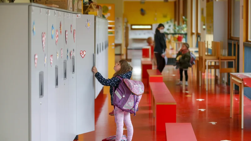 Fotografija: Z ministrstva odgovarjajo, da pri odpiranju šol izhajajo iz epidemioloških kriterijev in vladnega semaforja. Ta je doslej strogo veljal le za šolstvo. FOTO: Matej Družnik/Delo
