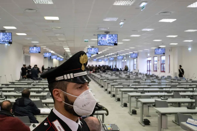 V velikanski sodni dvorani bo na zatožne klopi sedlo najmanj 325 obtožencev. FOTO: Gianluca Chininea/AFP