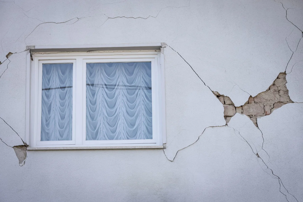 Fotografija: Poleg starejših stavb so problematične tudi nekatere novejše, ki so bile zgrajene nelegalno oz. brez gradbenega dovoljenja. FOTO: Goran Jakus/Shutterstock