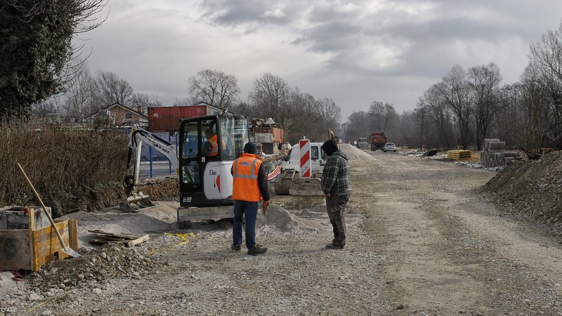 Fotografija: Na Cesti dveh cesarjev na Viču trenutno poteka prva faza obnove cestišča. FOTO: Blaž Samec/Delo