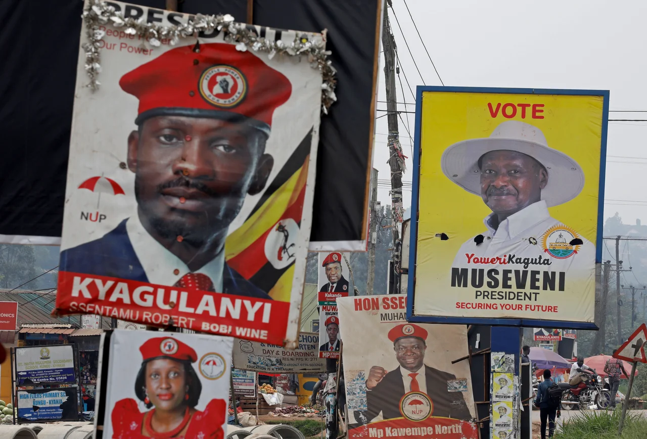Fotografija: Volilni plakati na ulicah Kampale. FOTO: Baz Ratner/Reuters