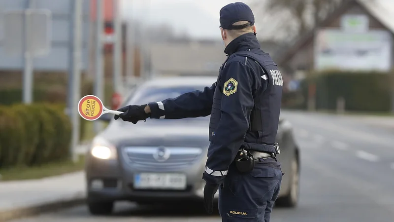 Fotografija: Zaradi rutinske kontrole dokumentov je policist na svoji roki občutil moč napadalčevih zob. Fotografija je simbolična. FOTO: Leon Vidic/Delo
