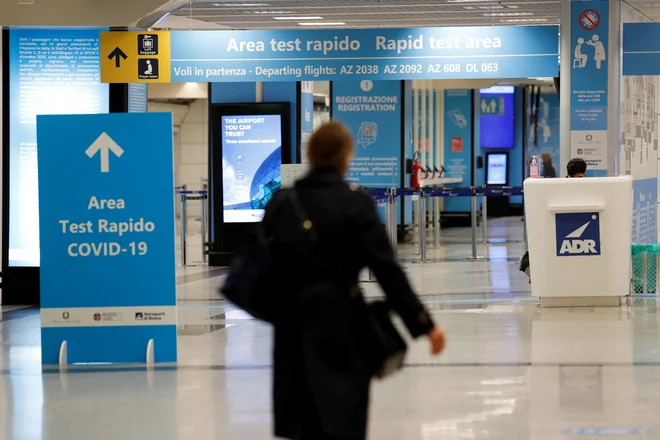 Povsem brez omejitev še nekaj časa ne bomo potovali. FOTO: Remo Casilli/Reuters