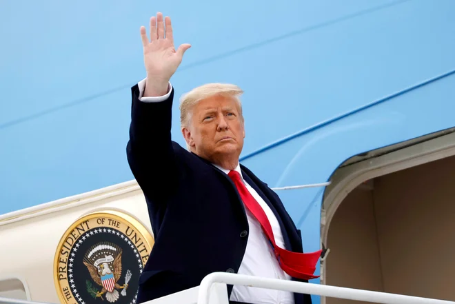 Republikanski predsednik Donald Trump se poslavlja. FOTO: Carlos Barria/Reuters