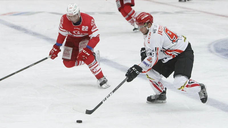 Fotografija: Odlični Žan Jezovšek (desno) je k zmagi proti Brunicu prispeval dva gola. FOTO: Leon Vidic/Delo