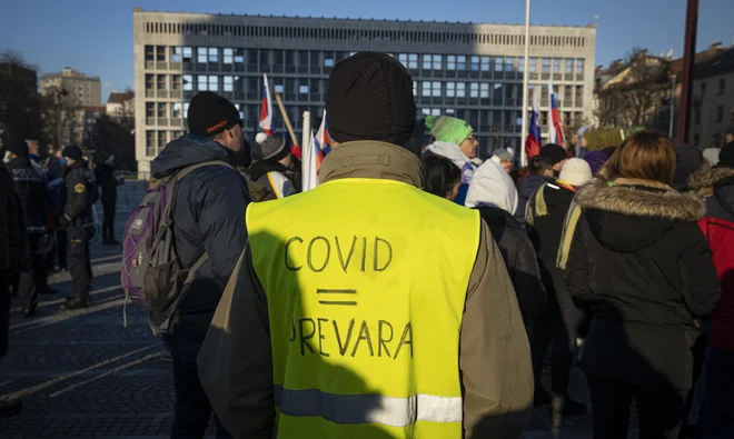 Velik del krivde za pandemični poraz ima tudi del prebivalstva, ki se obnaša neodgovorno, skoraj pišmevuharsko ob ukrepih za zajezitev pandemije. Foto Jože Suhadolnik/Delo