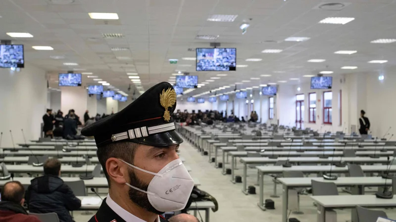 Fotografija: Kot nogometno igrišče veliko sodno dvorano so zgradili prav za sojenje pripadnikom 'Ndranghete.
FOTO: Gianluca Chininea/AFP