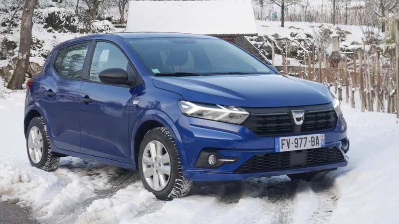 Fotografija: Dacia sandero se predstavlja v sveži podobi, ki je predvsem spredaj bolj drzna kot doslej. V žarometih so že serijsko pri vseh različicah sveteče diode. Fotografije Boštjan Okorn