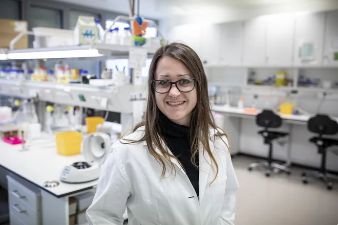 <strong>Tina Lebar </strong>je raziskovalka v veji biologije, ki celice obravnava kot majhne računalnike, ki jih je mogoče poljubno programirati. Želi si razvijati predvsem metode, uporabne pri zdravljenju. Želja pri pridobivanju znanja jo je odpeljala na harvardsko medicinsko fakulteto. Je tudi velika ljubiteljica tetovaž. Na fotografiji je še v laboratoriju Kemijskega inštituta. FOTO: Voranc Vogel