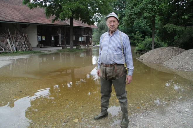 Ko ob visoki Muri voda teče čez dvorišče Babičevega mlina, do njega ni mogoče priti drugače kot s čolnom. Tudi oziroma še posebno takrat je Mirč vztrajal v mlinu. FOTO: Jože Pojbič