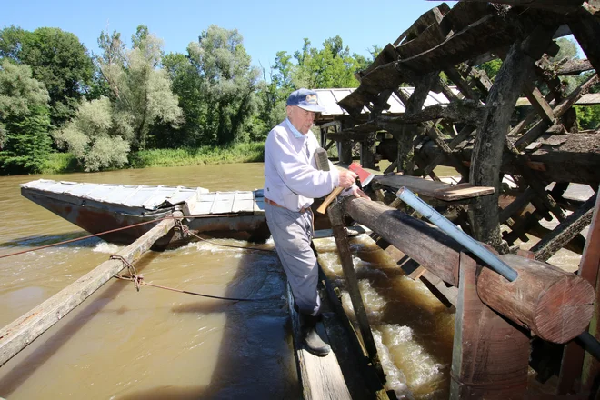 Za popravila plavajočega kolesa, kot ob visoki Muri lani poleti, sta potrebna dva izkušena možaka.