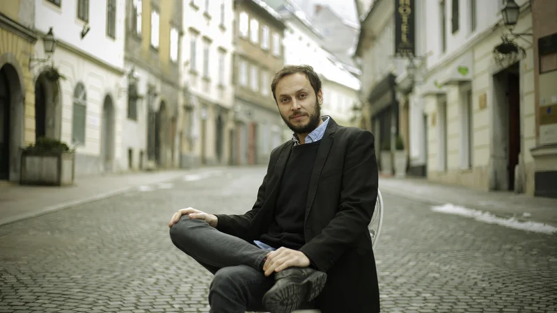 Fotografija: Hrvaški filozof Srećko Horvat je javno kariero začel kot najstniški glasbenik, član hard core punk skupine Resume. Še vedno rad prisluhne žaganju. FOTO: Leon Vidic/Delo