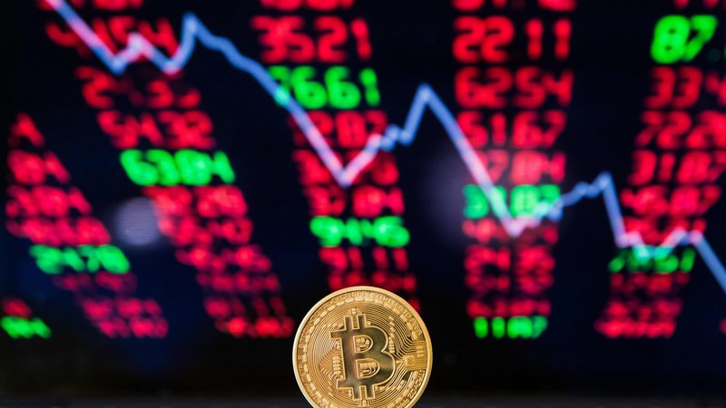 Fotografija: Bitcoin je bil lani naložba leta – kar pa ni garancija, da bo enako tudi letos. FOTO: Jack Guez/AFP