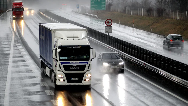 Fotografija: Prehitevanje tovornih vozil na avtocestah ali hitrih cestah je na določenih odsekih in v določenem času prepovedano že zdaj. Za kršitev je predpisana globa 300 evrov. FOTO: Roman Šipić/Delo