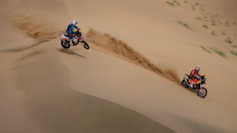 Na letošnjem reliju Dakar je za poseldicami nesrče umrl prvi tekmovalec. Lansko leto sta se smrtno ponesrečila dva motociklista.&nbsp; FOTO: Franck Fife/AFP