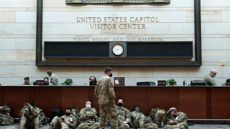 Fotografija: Pripadniki narodne garde med počitkom v prostorih centra za obiskovalce poslopja ameriškega kongresa. Foto: Brendan Smialowski/AFP