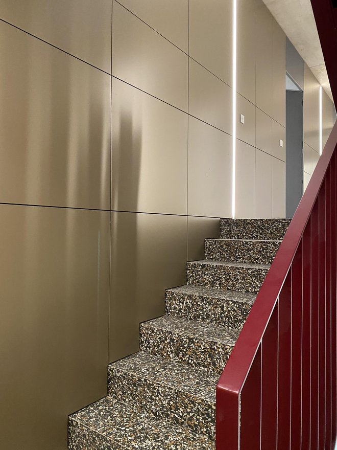 Barvno dovršeni in premišljeno osvetljeni so tudi skupni hodniki.<br />
Foto Arhiv investitorja