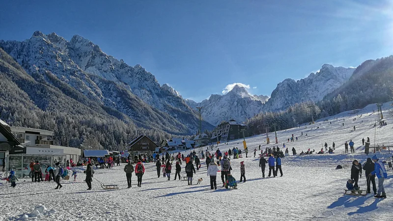 Fotografija: Število prebivalcev Kranjske gore se je nedavno podvojilo. Ljudje so našli način, da so zaobšli ukrepe. FOTO: Maja Grgič