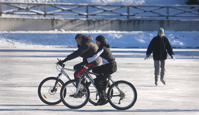 Na Rakitni je obilo možnosti za zimsko rekreacijo, premalo pa je parkirišč. FOTO: Jože Suhadolnik/Delo